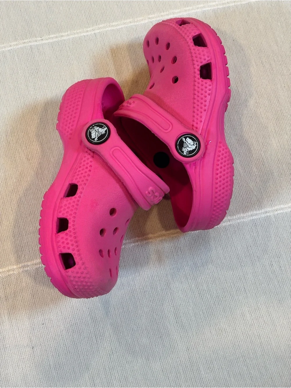Crocs Classic Clogs – Bright Pink size 7 toddler